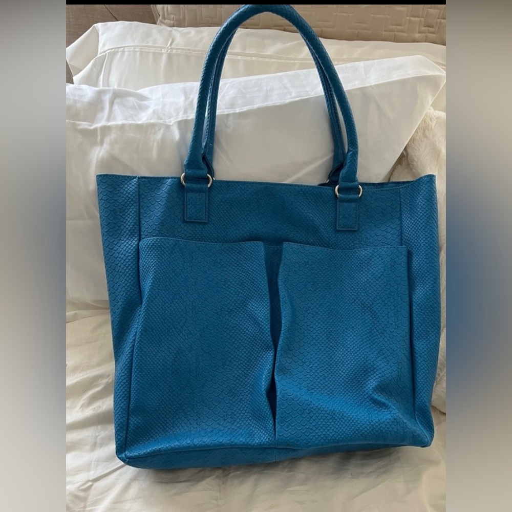 Teal Blue Women's Travel Tote Bag - Spacious Everyday Carry